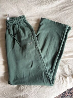 ALO Yoga Women's Green Track Joggers